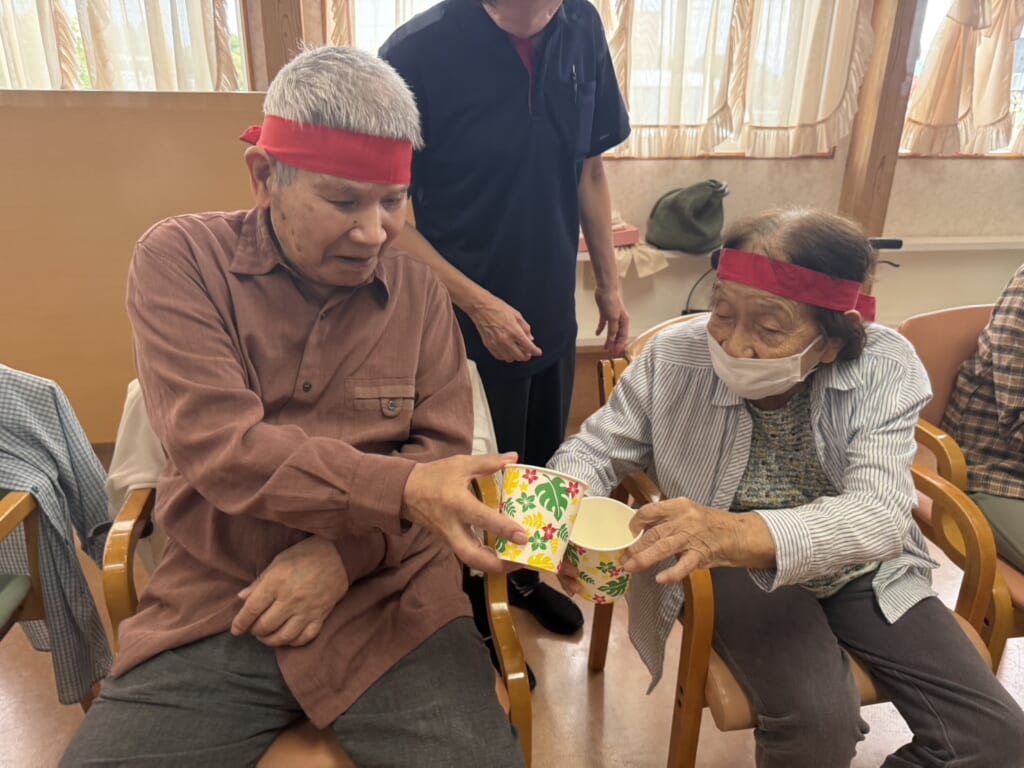 紅白に分かれて競技に参加する利用者さま