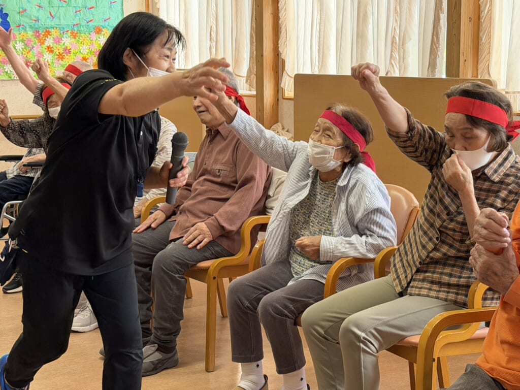パン食い競争を楽しむ利用者さま