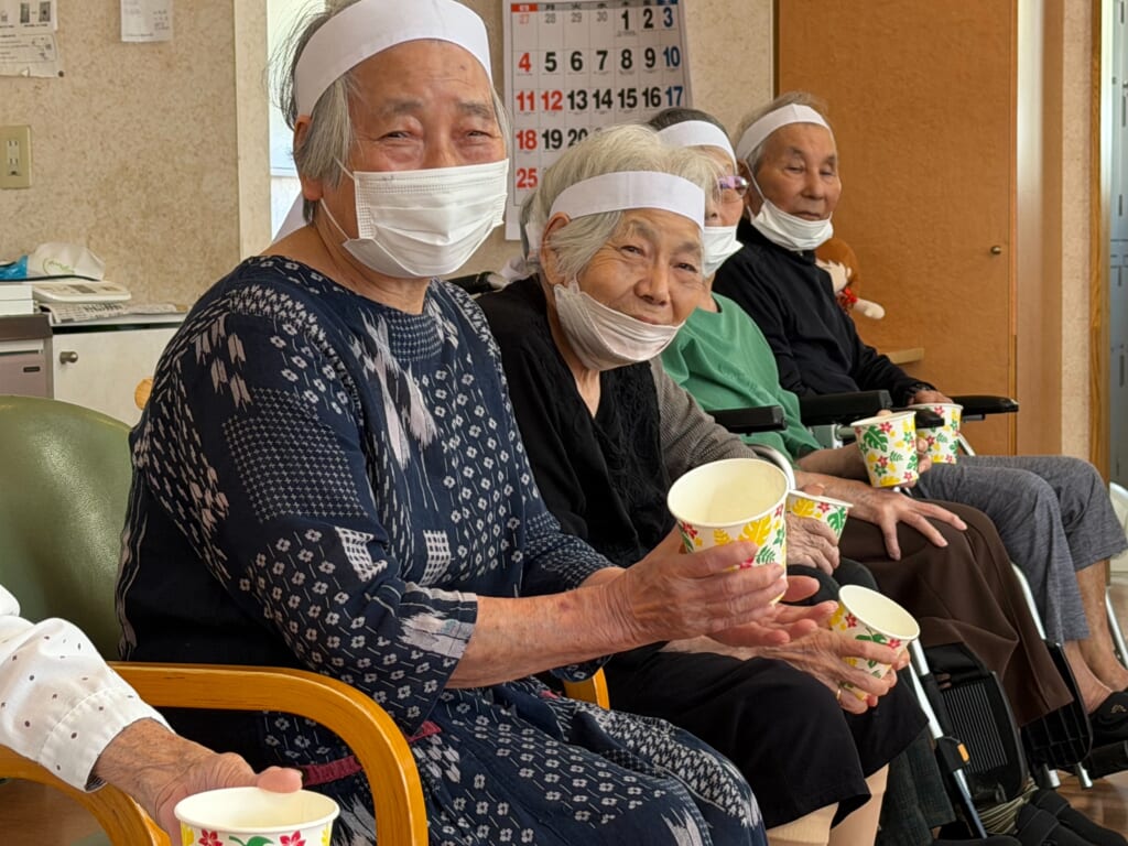 運動会で笑顔を見せる利用者の皆さま