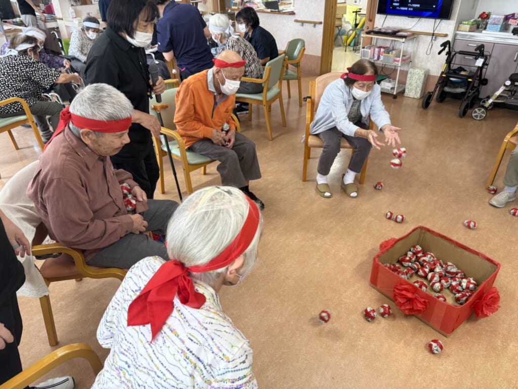 玉入れ競技に参加する利用者さま