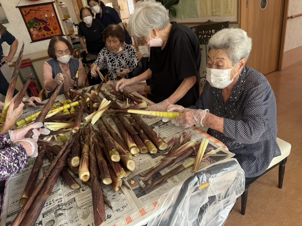鹿屋市のデイサービスいきいき館で四角竹の皮むきをする利用者の皆さま